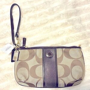 Authentic Coach Wristlet with detachable zipper clasp
- 9.25”w x 5.5”h
-NWT